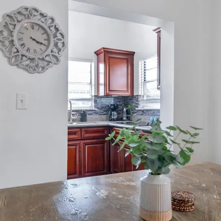 Chic Retreat On Streetcar Line W Pool Holiday home *