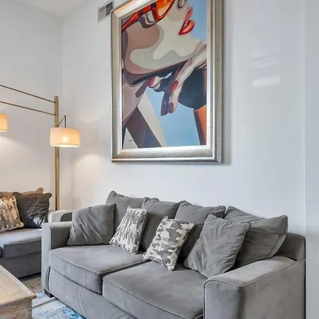 Chic Retreat On Streetcar Line W Pool Holiday home