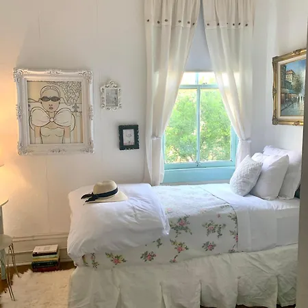 Holiday home 4br 3 Ba Huge, Balcony, Cemetery, Streetcar Sleeps 8! *
