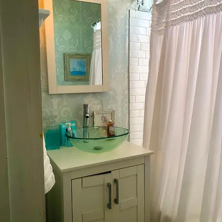 Holiday home 4br 3 Ba Huge, Balcony, Cemetery, Streetcar Sleeps 8! *