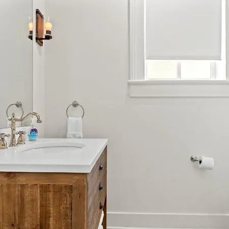 Uptown Escape - Balconies, 3br & Full Kitchen Holiday home *