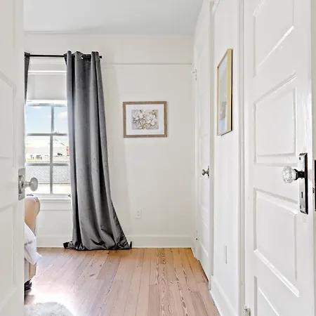 Uptown Escape - Balconies, 3br & Full Kitchen *