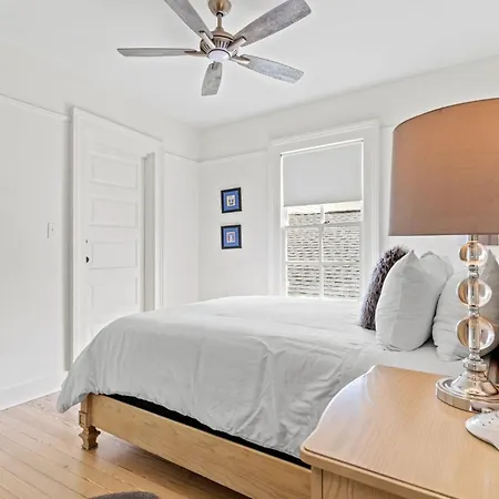 Uptown Escape - Balconies, 3br & Full Kitchen Holiday home