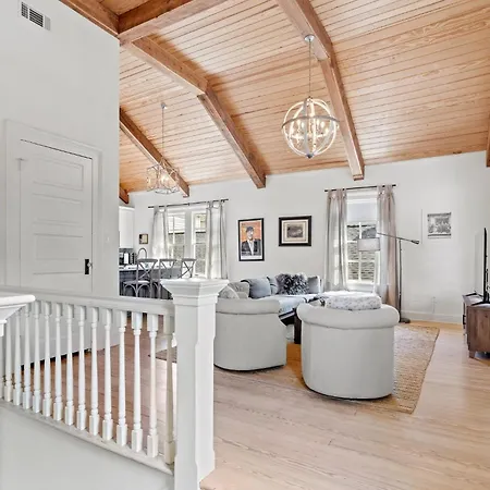 Uptown Escape - Balconies, 3br & Full Kitchen Holiday home *