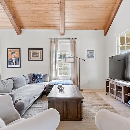 Uptown Escape - Balconies, 3br & Full Kitchen