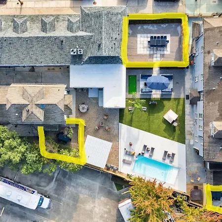 Holiday home Chic Retreat On Streetcar Line W Pool *