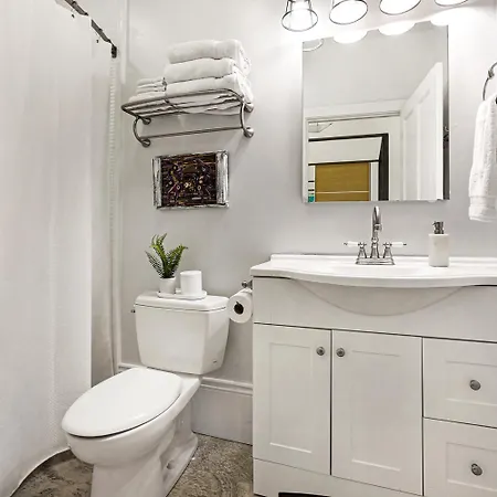 Magazine Street Historic Luxury Apartment *
