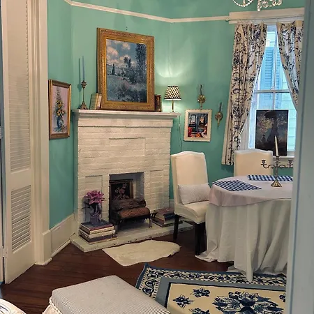4br 3 Ba Huge, Balcony, Cemetery, Streetcar Sleeps 8! *