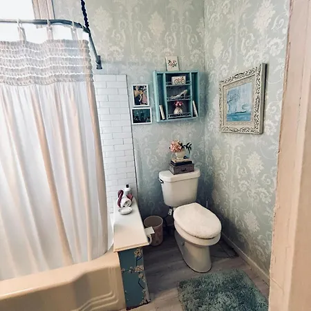 4br 3 Ba Huge, Balcony, Cemetery, Streetcar Sleeps 8! Holiday home *