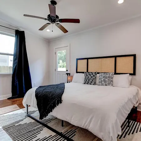Backyard Pool Getaway W Balcony Holiday home New Orleans
