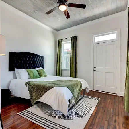 Backyard Pool Getaway W Balcony * New Orleans