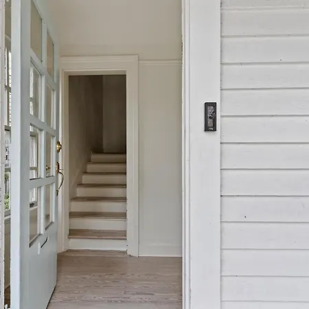 Uptown Escape - Balconies, 3br & Full Kitchen Holiday home