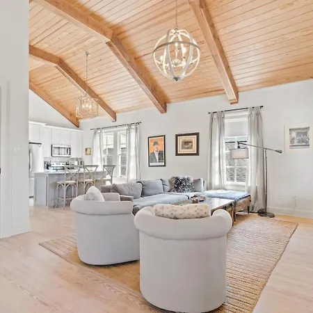 Holiday home Uptown Escape - Balconies, 3br & Full Kitchen *