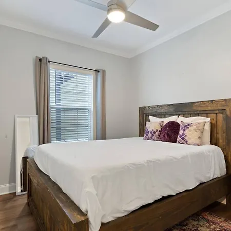 Spacious Retreat W Pool & Gated Backyard