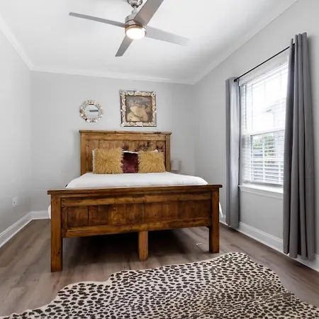 Spacious Retreat W Pool & Gated Backyard Holiday home