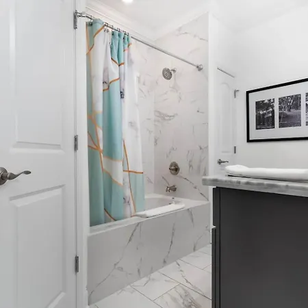 Spacious Retreat W Pool & Gated Backyard Holiday home