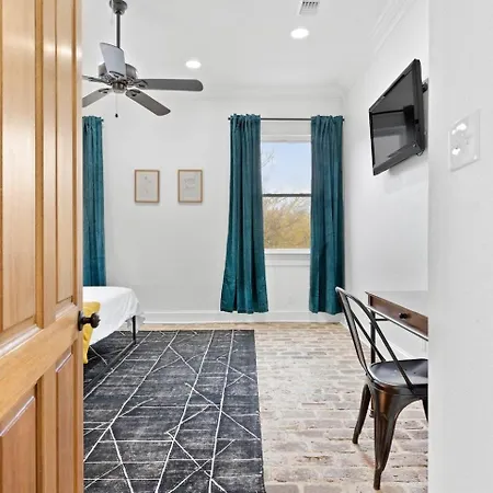 Chic 2br Retreat Near French Quarter Holiday home