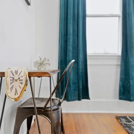 Chic 2br Retreat Near French Quarter Holiday home *