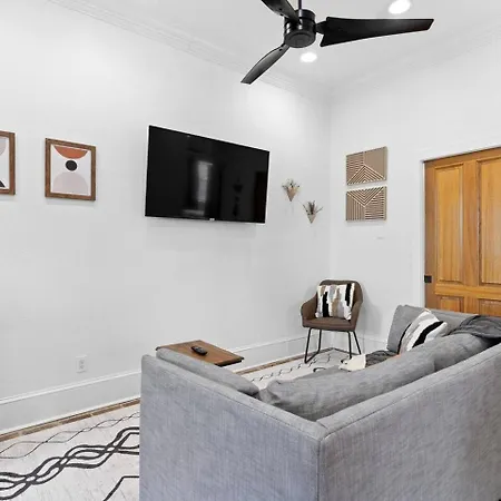 Chic 2br Retreat Near French Quarter Holiday home