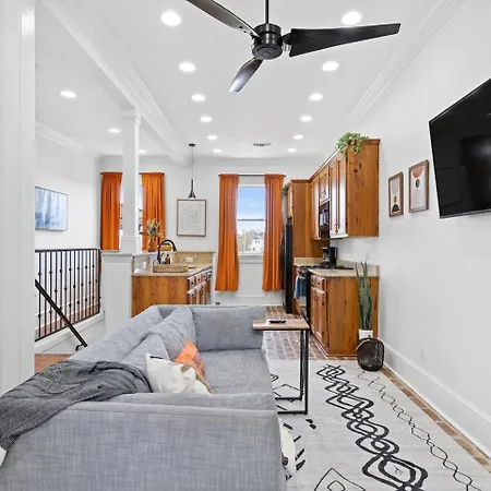 Chic 2br Retreat Near French Quarter *