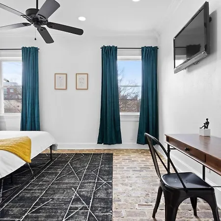 Chic 2br Retreat Near French Quarter Holiday home