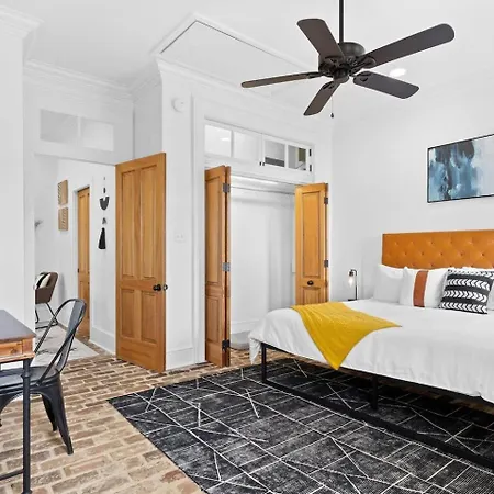 Chic 2br Retreat Near French Quarter Holiday home *