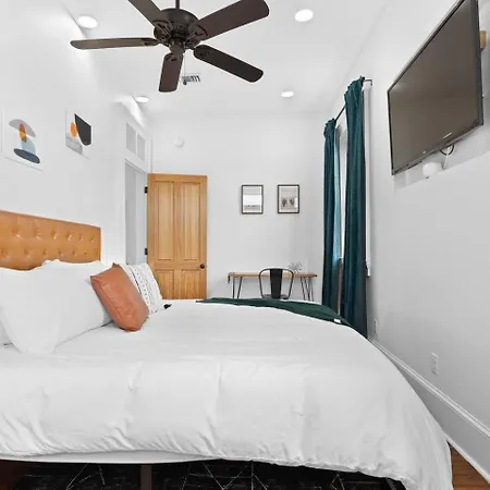 Chic 2br Retreat Near French Quarter Holiday home