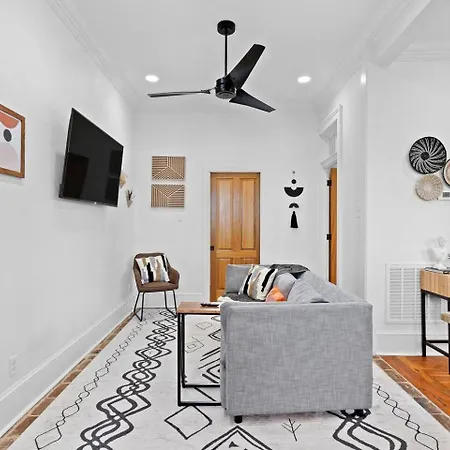 Chic 2br Retreat Near French Quarter Holiday home New Orleans
