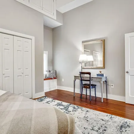Bright - Balcony & Private Entrance