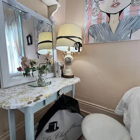 Holiday home 4br 3 Ba Huge, Balcony, Cemetery, Streetcar Sleeps 8!