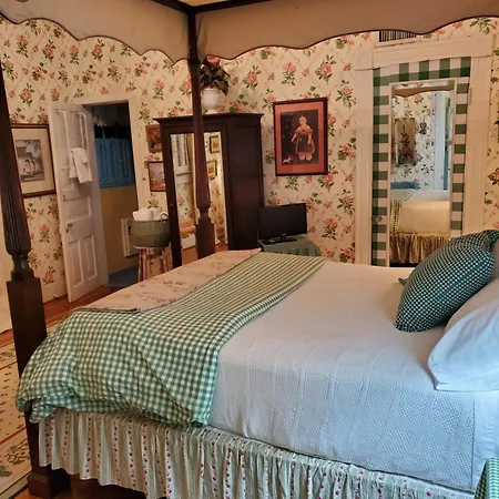 4br 3 Ba Huge, Balcony, Cemetery, Streetcar Sleeps 8!