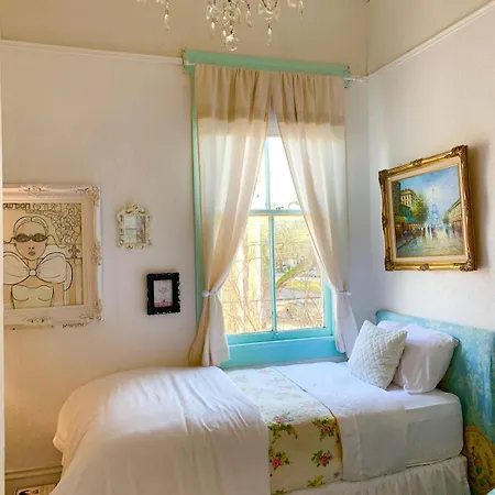 4br 3 Ba Huge, Balcony, Cemetery, Streetcar Sleeps 8! Holiday home *