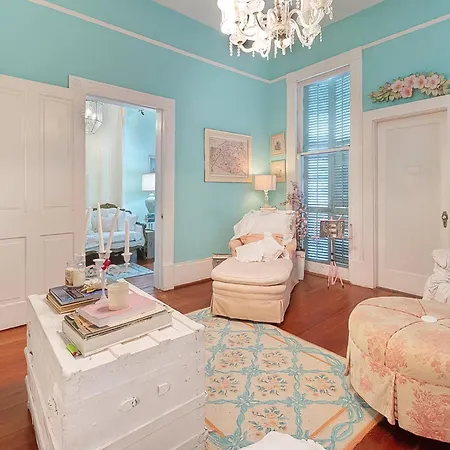 Holiday home 4br 3 Ba Huge, Balcony, Cemetery, Streetcar Sleeps 8!