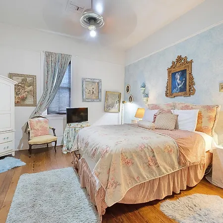 4br 3 Ba Huge, Balcony, Cemetery, Streetcar Sleeps 8! Holiday home
