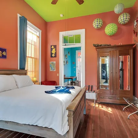 Vibrant Retreat W Balcony Near French Quarter New Orleans