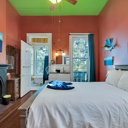 Vibrant Retreat W Balcony Near French Quarter 3*
