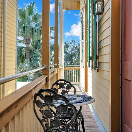Vibrant Retreat W Balcony Near French Quarter Bed & Breakfast