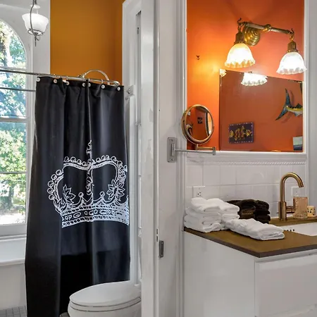 Vibrant Retreat W Balcony Near French Quarter Bed & Breakfast 3*