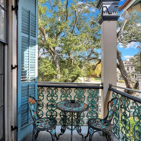 Vibrant Retreat W Balcony Near French Quarter