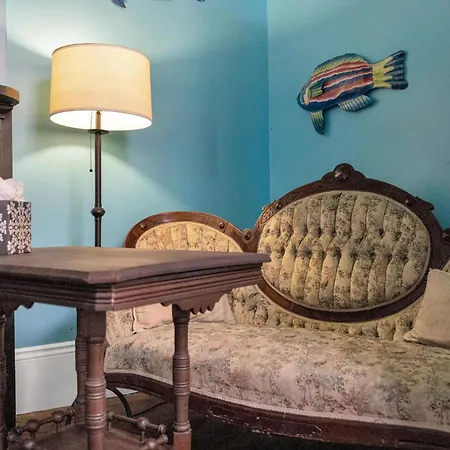 Vibrant Retreat W Balcony Near French Quarter Bed & Breakfast