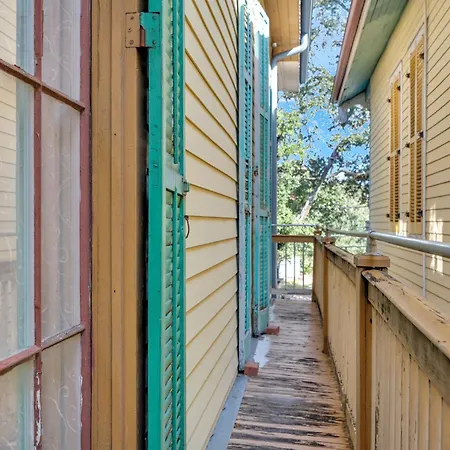 Vibrant Retreat W Balcony Near French Quarter