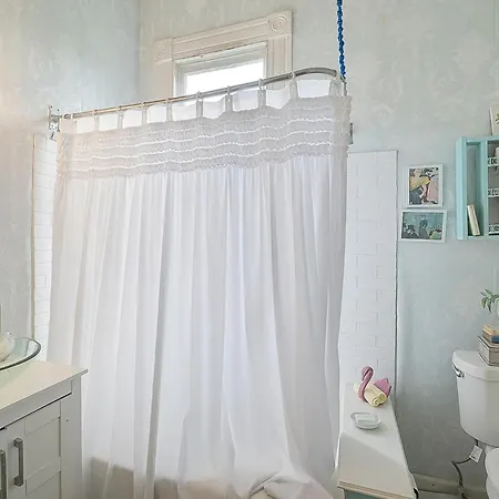 4br 3 Ba Huge, Balcony, Cemetery, Streetcar Sleeps 8!