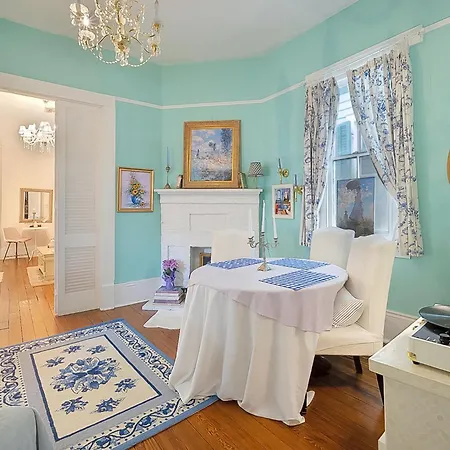 4br 3 Ba Huge, Balcony, Cemetery, Streetcar Sleeps 8! Holiday home