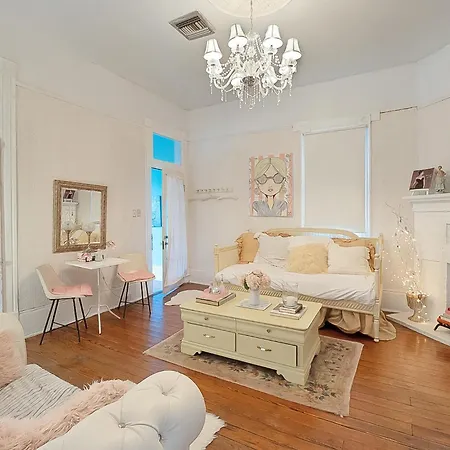 4br 3 Ba Huge, Balcony, Cemetery, Streetcar Sleeps 8! Holiday home *
