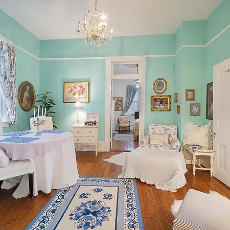 Holiday home 4br 3 Ba Huge, Balcony, Cemetery, Streetcar Sleeps 8! *