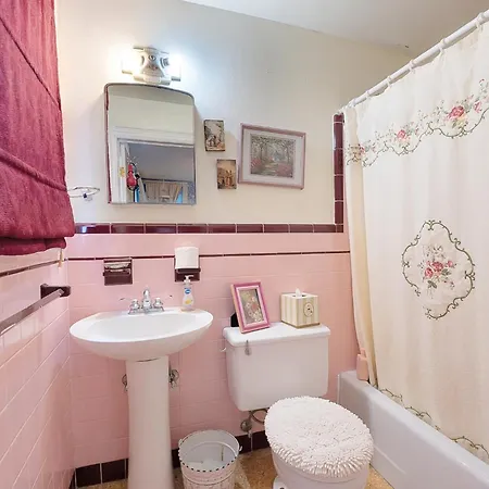 Holiday home 4br 3 Ba Huge, Balcony, Cemetery, Streetcar Sleeps 8!