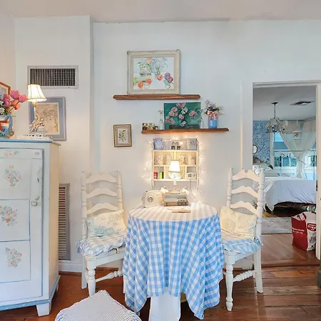 Holiday home 4br 3 Ba Huge, Balcony, Cemetery, Streetcar Sleeps 8! *