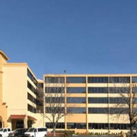 La Quinta & By Wyndham Downtown Hotel New Orleans