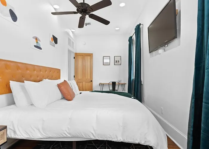 Sophisticated Salcedo Mid-City Living Balcony