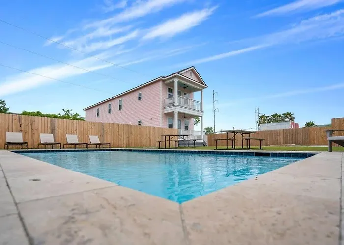 Luxury 4Bd With Pool And Off Street Parking